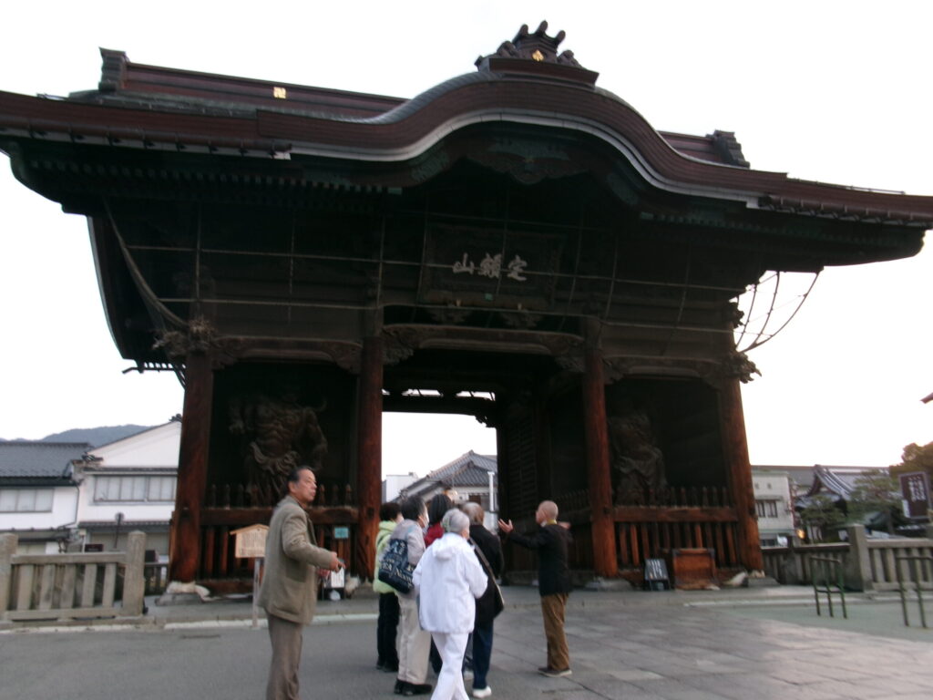 Niomon Gate of Zenkoji Temple, quiet evening atmosphere