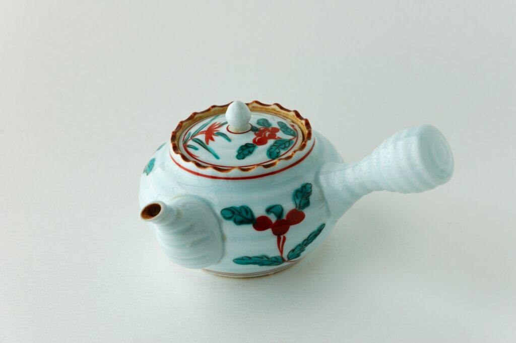 Mino-yaki teapot with red-painted design